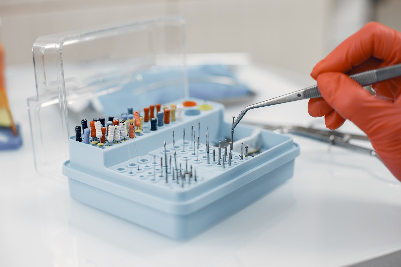 A importância do microaplicador na dentística: precisão e controle nos procedimentos